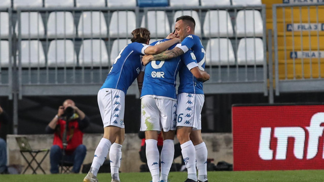 Sport Calcio Serie B Stadio Mario Rigamonti Brescia Pordenone nella foto Emanuele Ndoj esulta dopo il gol con i compagni 02/04/2021 nicoli@newreporter