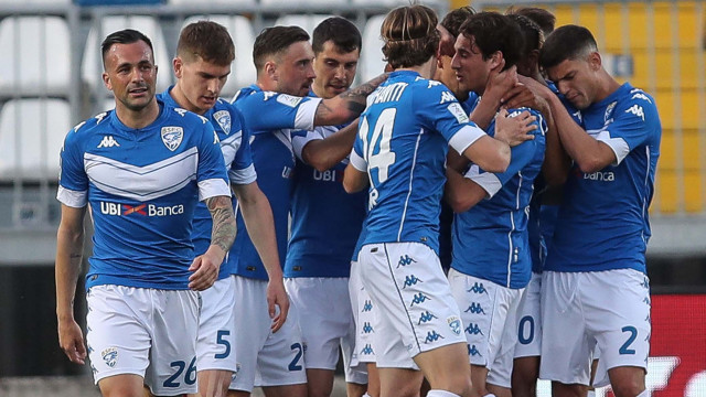 Sport Calcio Serie B Stadio Mario Rigamonti Brescia Pordenone nella foto Emanuele Ndoj esulta dopo il gol con i compagni 02/04/2021 nicoli@newreporter