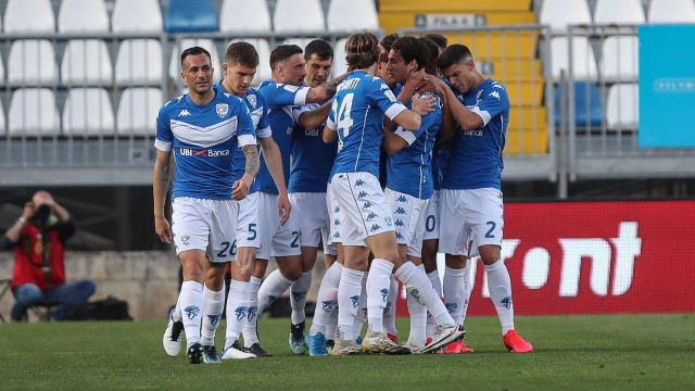 Sport Calcio Serie B Stadio Mario Rigamonti Brescia Pordenone nella foto Emanuele Ndoj esulta dopo il gol con i compagni 02/04/2021 nicoli@newreporter