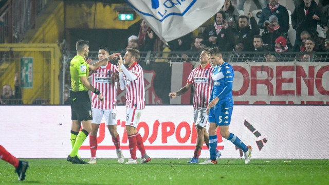 Photo LiveMedia/Ettore Griffoni
Vicenza, Italy, November 20, 2021, Italian Football Championship League BKT
LR Vicenza vs Brescia Calcio
Image shows:
Loris Zonta (Vicenza) protests with the referee of the match Eugenio Abbattista
LiveMedia - World Copyright
