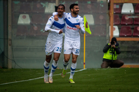 Photo LiveMedia/Valentina Giannettoni
Reggio Calabria, Italy, January 15, 2022, Italian soccer Serie B match
Reggina 1914 vs Brescia Calcio
Image shows:
Florian Ayè (Brescia) celebrates after scoring a gol 0-2
LiveMedia - World Copyright