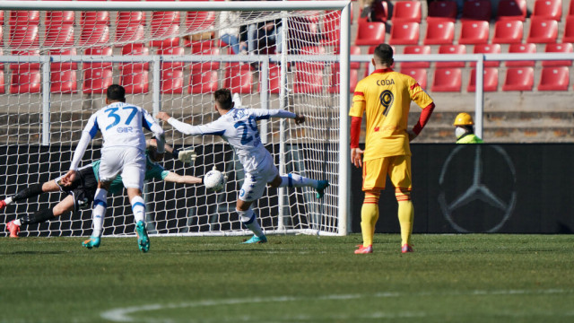 Photo LiveMedia/Emmanuele Mastrodonato
Lecce, Italy, March 12, 2022, Italian soccer Serie B match
US Lecce vs Brescia Calcio
Image shows:
Marko Pajac (Brescia Calcio) penalty
LiveMedia - World Copyright