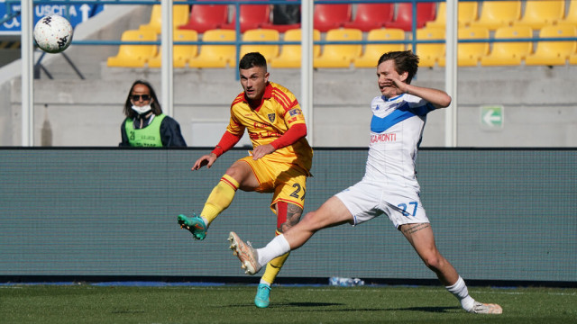 Photo LiveMedia/Emmanuele Mastrodonato
Lecce, Italy, March 12, 2022, Italian soccer Serie B match
US Lecce vs Brescia Calcio
Image shows:
Gabriel Strefezza (US Lecce)and Matteo Tramoni (Brescia Calcio)
LiveMedia - World Copyright