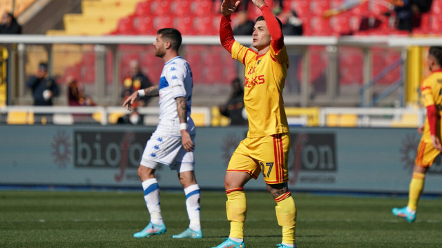 Photo LiveMedia/Emmanuele Mastrodonato
Lecce, Italy, March 12, 2022, Italian soccer Serie B match
US Lecce vs Brescia Calcio
Image shows:
Gabriel Strefezza (US Lecce) scores a goal of 1-0
LiveMedia - World Copyright