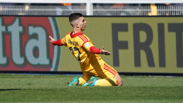 Photo LiveMedia/Emmanuele Mastrodonato
Lecce, Italy, March 12, 2022, Italian soccer Serie B match
US Lecce vs Brescia Calcio
Image shows:
Gabriel Strefezza (US Lecce) celebrates after scoring a goal of 1-0
LiveMedia - World Copyright