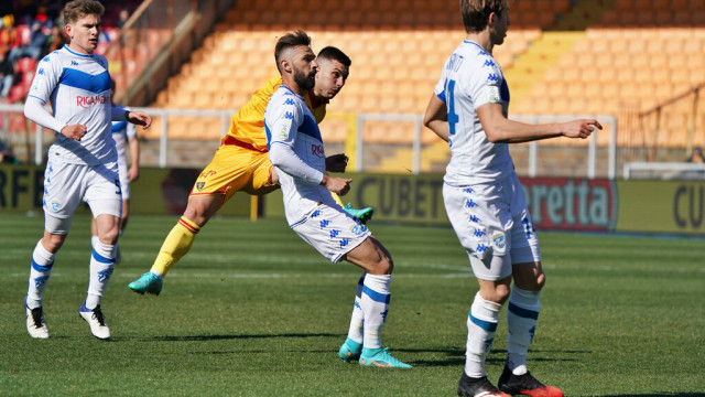 Photo LiveMedia/Emmanuele Mastrodonato
Lecce, Italy, March 12, 2022, Italian soccer Serie B match
US Lecce vs Brescia Calcio
Image shows:
Gabriel Strefezza (US Lecce) scores a goal of 1-0
LiveMedia - World Copyright