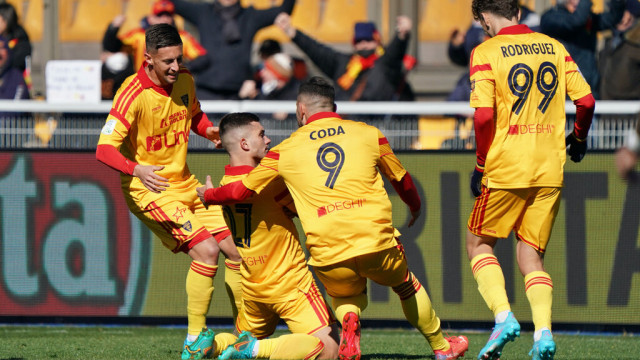 Photo LiveMedia/Emmanuele Mastrodonato
Lecce, Italy, March 12, 2022, Italian soccer Serie B match
US Lecce vs Brescia Calcio
Image shows:
Gabriel Strefezza (US Lecce) scores a goal of 1-0
LiveMedia - World Copyright