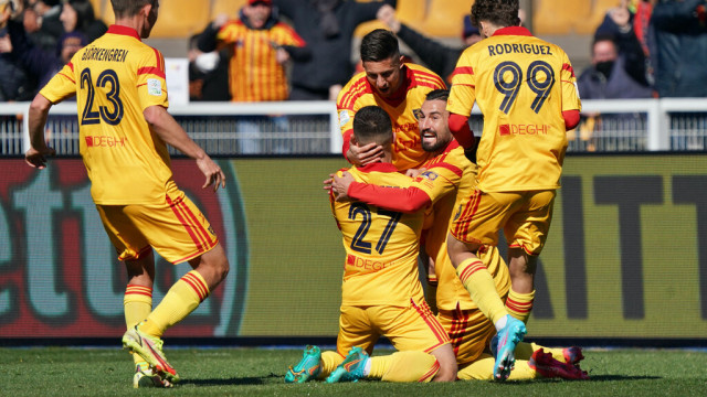 Photo LiveMedia/Emmanuele Mastrodonato
Lecce, Italy, March 12, 2022, Italian soccer Serie B match
US Lecce vs Brescia Calcio
Image shows:
Gabriel Strefezza (US Lecce) celebrates after scoring a goal of 1-0
LiveMedia - World Copyright