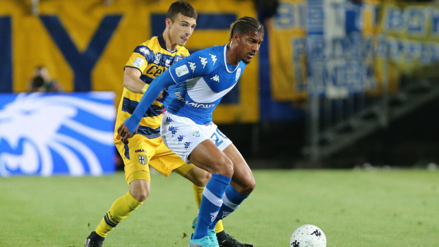 Photo LiveMedia/Luca Amedeo Bizzarri
Brescia, Italy, April 11, 2022, Italian soccer Serie B match
Brescia Calcio vs Parma Calcio
Image shows:
Florian Aye of BRESCIA CALCIO competes for the ball with Enrico Delprato of PARMA CALCIO during the Serie B match between Brescia Calcio and Parma Calcio at Stadio Mario Rigamonti on April 11, 2022 in Brescia, Italy.
LiveMedia - World Copyright