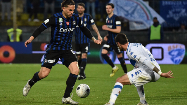 Photo LiveMedia/Gabriele Masotti
Pisa, Italy, April 06, 2022, Italian soccer Serie B match
AC Pisa vs Brescia Calcio
Image shows:
Ernesto Torregrossa (Pisa) thwarted by Stefano Sabelli (Brescia)
LiveMedia - World Copyright