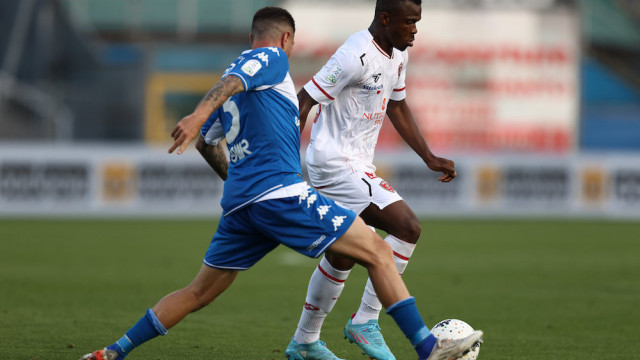 Photo LiveMedia/Francesco Scaccianoce
Brescia, Italy, May 14, 2022, Italian soccer Serie B match
Play Off - Brescia Calcio vs AC Perugia
Image shows:
Christian Oulai Kouan (AC Perugia Calcio 1905) and Sabelli (Brescia Calcio) battle for the ball
LiveMedia - World Copyright