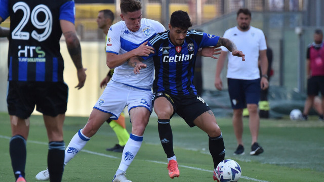 Photo LiveMedia/Gabriele Masotti
Pisa, Italy, August 06, 2022, Italian football Coppa Italia match
AC Pisa vs Brescia Calcio
Image shows:
Tom Van de Looi (Brescia) and Giuseppe Mastinu (Pisa) fight for the ball
LiveMedia - World Copyright