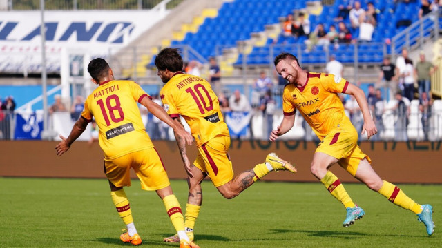 Photo LiveMedia/Luca Rossini
Brescia, Italy, October 08, 2022, Italian soccer Serie B match
Brescia Calcio vs AS Cittadella
Image shows:
Mirko Antonucci (AS Cittadella) celebrates his goal
LiveMedia - World Copyright