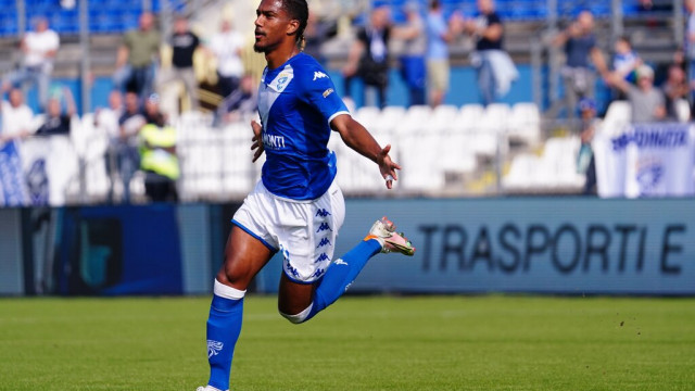 Photo LiveMedia/Luca Rossini
Brescia, Italy, October 08, 2022, Italian soccer Serie B match
Brescia Calcio vs AS Cittadella
Image shows:
Florian Ayé (Brescia FC) celebrates his goal
LiveMedia - World Copyright