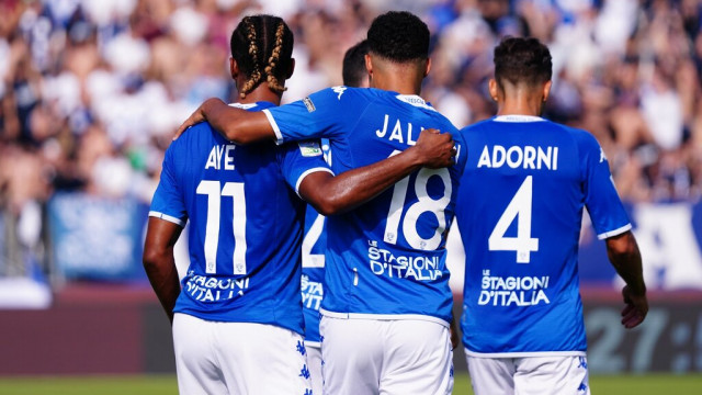 Photo LiveMedia/Luca Rossini
Brescia, Italy, October 08, 2022, Italian soccer Serie B match
Brescia Calcio vs AS Cittadella
Image shows:
Florian Ayé (Brescia FC) celebrates his goal with Alexander Jallow (Brescia FC) and Davide Adorni (Brescia FC)
LiveMedia - World Copyright