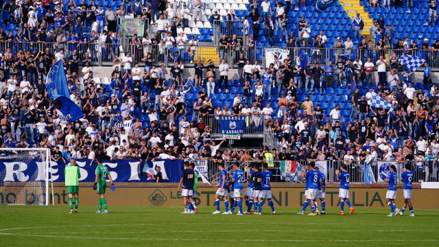 Photo LiveMedia/Luca Rossini
Brescia, Italy, October 08, 2022, Italian soccer Serie B match
Brescia Calcio vs AS Cittadella
Image shows:
The team (Brescia FC) after the match
LiveMedia - World Copyright