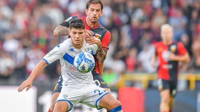 Photo LiveMedia/Danilo Vigo
Genoa, Italy, October 29, 2022, Italian soccer Serie B match
Genoa CFC vs Brescia Calcio
Image shows:
Fran Karačić (Brescia) - Mattia Aramu (Genoa)
LiveMedia - World Copyright
