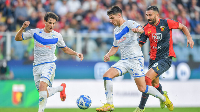 Photo LiveMedia/Danilo Vigo
Genoa, Italy, October 29, 2022, Italian soccer Serie B match
Genoa CFC vs Brescia Calcio
Image shows:
Fran Karačić (Brescia) - Massimo Coda (Genoa)
LiveMedia - World Copyright