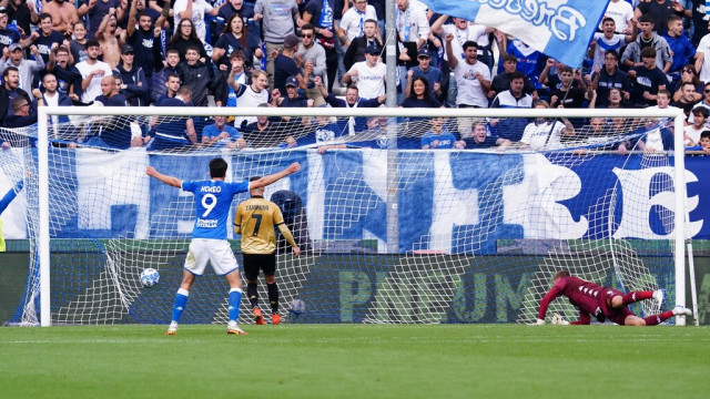 Photo LiveMedia/Luca Rossini
Brescia, Italy, October 22, 2022, Italian soccer Serie B match
Brescia Calcio vs Venezia FC
Image shows:
Emanuele Ndoj (Brescia FC) score the goal
LiveMedia - World Copyright