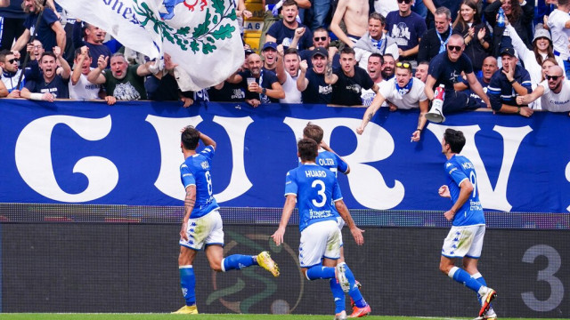 Photo LiveMedia/Luca Rossini
Brescia, Italy, October 22, 2022, Italian soccer Serie B match
Brescia Calcio vs Venezia FC
Image shows:
Emanuele Ndoj (Brescia FC) celebrates his goal
LiveMedia - World Copyright