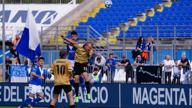 Photo LiveMedia/Luca Rossini
Brescia, Italy, October 22, 2022, Italian soccer Serie B match
Brescia Calcio vs Venezia FC
Image shows:
Davide Adorni (Brescia FC) and Joel Pohjanpalo (Venezia FC)
LiveMedia - World Copyright