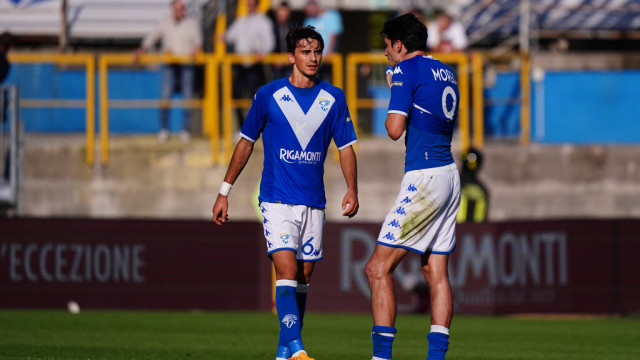 Photo LiveMedia/Luca Rossini
Brescia, Italy, October 22, 2022, Italian soccer Serie B match
Brescia Calcio vs Venezia FC
Image shows:
Stefano Moreo (Brescia FC) and Nicolas Galazzi (Brescia FC)
LiveMedia - World Copyright