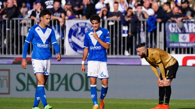 Photo LiveMedia/Luca Rossini
Brescia, Italy, October 22, 2022, Italian soccer Serie B match
Brescia Calcio vs Venezia FC
Image shows:
Nicolas Galazzi (Brescia FC) and Francesco Zampano (Venezia FC)
LiveMedia - World Copyright