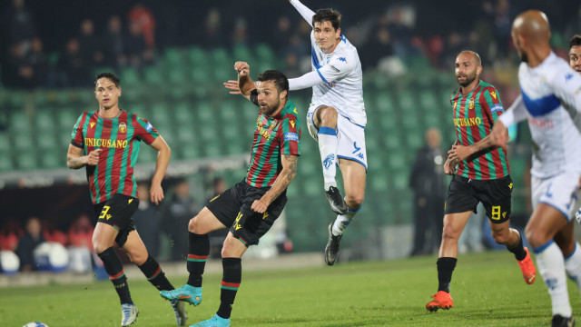 Photo LiveMedia/Luca Marchetti
Terni, Italy, November 12, 2022, Italian soccer Serie B match
Ternana Calcio vs Brescia Calcio
Image shows:
Stefano Moreo (Brescia) vs Luca ghiringhelli (Ternana)
LiveMedia - World Copyright