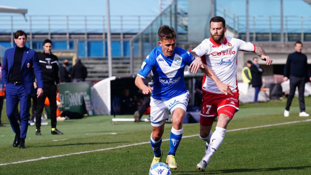 Photo LiveMedia/Luca Rossini
Brescia, Italy, February 25, 2023, Italian soccer Serie B match
Brescia Calcio vs SSC Bari
Image shows:
John Bjorkengren (Brescia Calcio) and Mirco Antenucci (SSC Bari)
LiveMedia - World Copyright