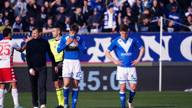 Photo LiveMedia/Luca Rossini
Brescia, Italy, February 25, 2023, Italian soccer Serie B match
Brescia Calcio vs SSC Bari
Image shows:
Giacomo Olzer (Brescia Calcio) and Tom van de Looi (Brescia Calcio) disappointed after lose the match
LiveMedia - World Copyright