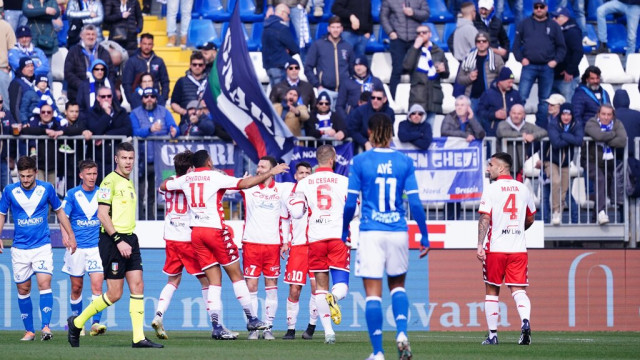 Photo LiveMedia/Luca Rossini
Brescia, Italy, February 25, 2023, Italian soccer Serie B match
Brescia Calcio vs SSC Bari
Image shows:
The team (SSC Bari) celebrates the goal of Leonardo Benedetti (SSC Bari)
LiveMedia - World Copyright