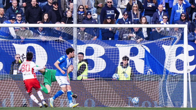 Photo LiveMedia/Luca Rossini
Brescia, Italy, February 25, 2023, Italian soccer Serie B match
Brescia Calcio vs SSC Bari
Image shows:
Leonardo Benedetti (SSC Bari) Scores the goal
LiveMedia - World Copyright