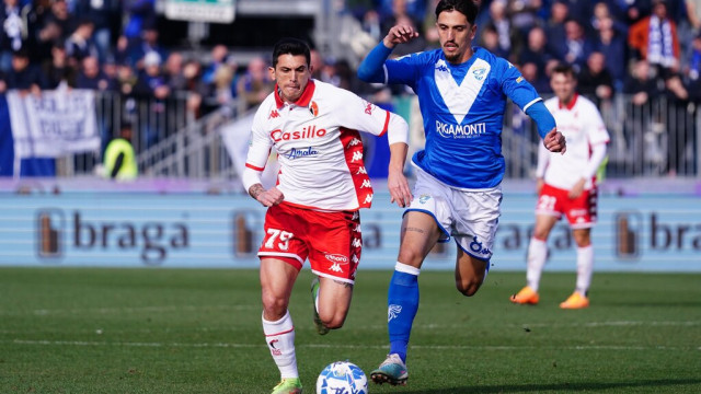 Photo LiveMedia/Luca Rossini
Brescia, Italy, February 25, 2023, Italian soccer Serie B match
Brescia Calcio vs SSC Bari
Image shows:
Salvatore Molina (SSC Bari) and Emanuele Ndoj (Brescia Calcio)
LiveMedia - World Copyright