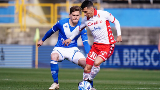Photo LiveMedia/Luca Rossini
Brescia, Italy, February 25, 2023, Italian soccer Serie B match
Brescia Calcio vs SSC Bari
Image shows:
Ruben Botta (SSC Bari) and Tom van de Looi (Brescia Calcio)
LiveMedia - World Copyright