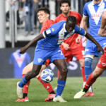 Patrick Amoako Nuamah (Brescia) hampered by Gabriele Piccinini (Pisa) during Brescia Calcio vs AC Pisa, Italian soccer Serie B match in Brescia, Italy, April 25 2025