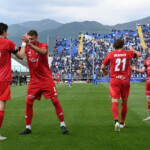 Matteo Tramoni (Pisa) celebrates with teammates after scoring the 0-1 goal during Brescia Calcio vs AC Pisa, Italian soccer Serie B match in Brescia, Italy, April 25 2025