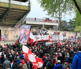 LR Vicenza fans prepare to celebrate outside the stadium during the match of 34th day of the Serie C Championship between L.R. Vicenza vs Union Brescia at the Romeo Menti Stadium on 29 March 2026 in Vicenza, VI.